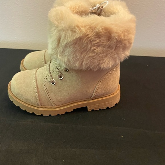 Old Navy Faux Fur Boots‎ in Tan toddler size 7 - Picture 4 of 7